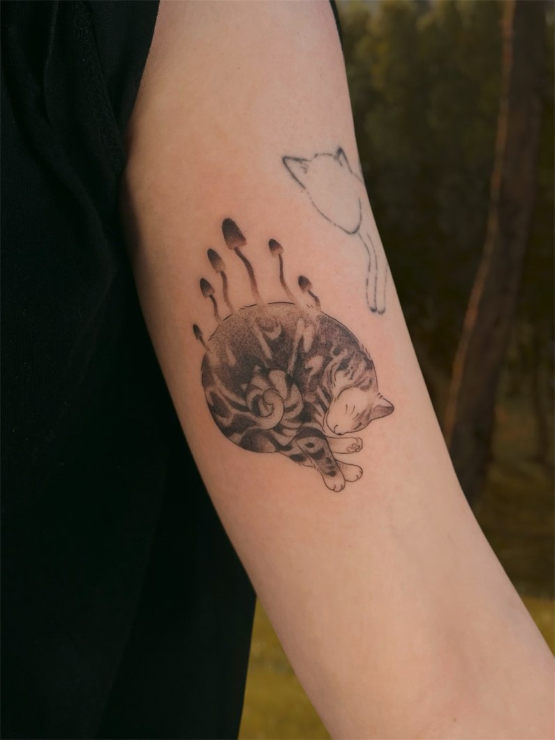 Aadan tatuointityö — mustavalkoista kuvitusta.